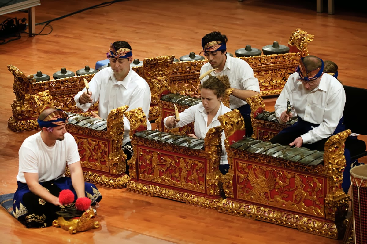 how are gamelan ensembles conducted